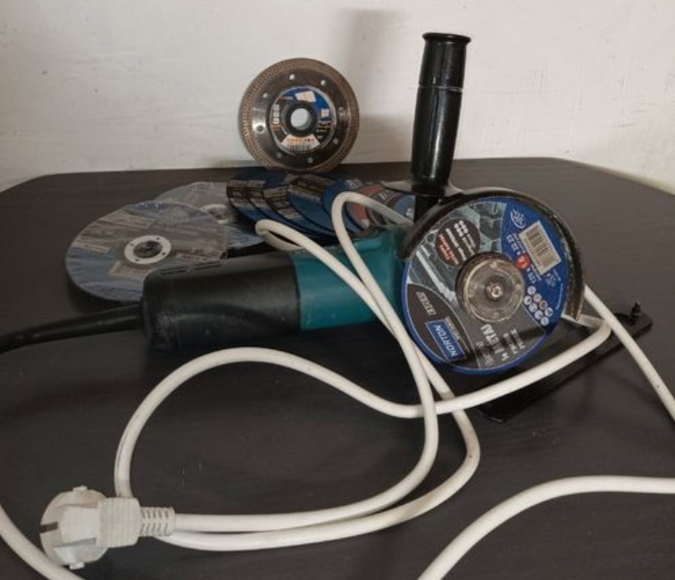 Meuleuse Makita 125mm avec disques